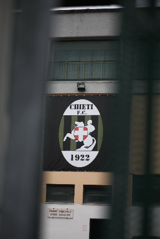 Sassate contro il bus del Chieti calcio all’ingresso in A14, condanna della società